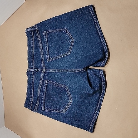 Old Navy "The Sweetheart" Shorts, Size 2, Excellent Condition, Like New - Picture 2 of 8